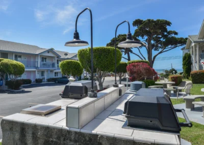BBQ and picnic area at Cayucos Beach Inn, ideal for guests to enjoy outdoor meals and unwind in the coastal atmosphere.